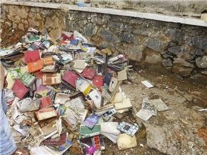 Livros no lixo Livros didáticos são encontrado no lixo de Candeias