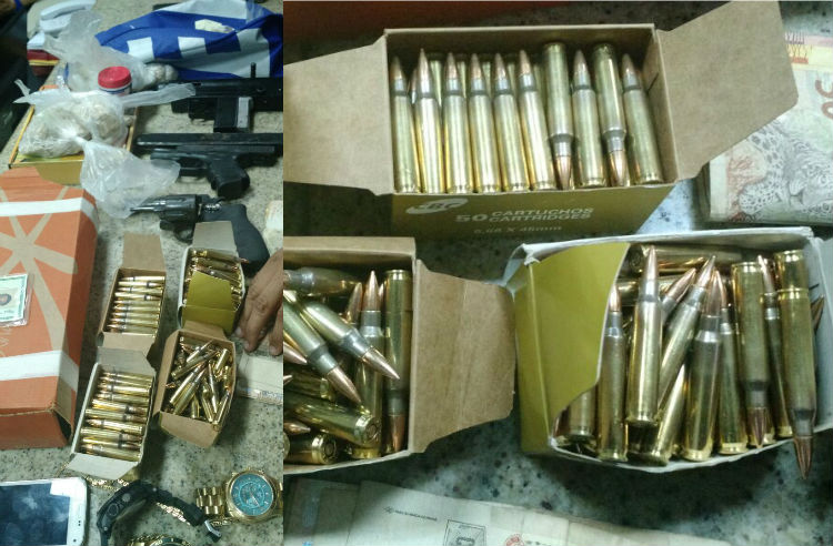 Com o bandido, foram apreendidos armas, dinheiro e munição (Foto: Divulgação/SSP-Ba) Com o bandido, foram apreendidos armas, dinheiro e munição (Foto: Divulgação/SSP-Ba)
