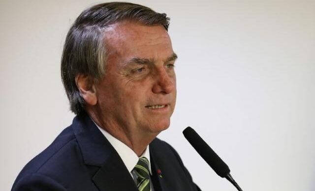 Defesa de Bolsonaro diz a Moraes ser "ilógico" sugerir que estadia em embaixada fosse pedido de asilo