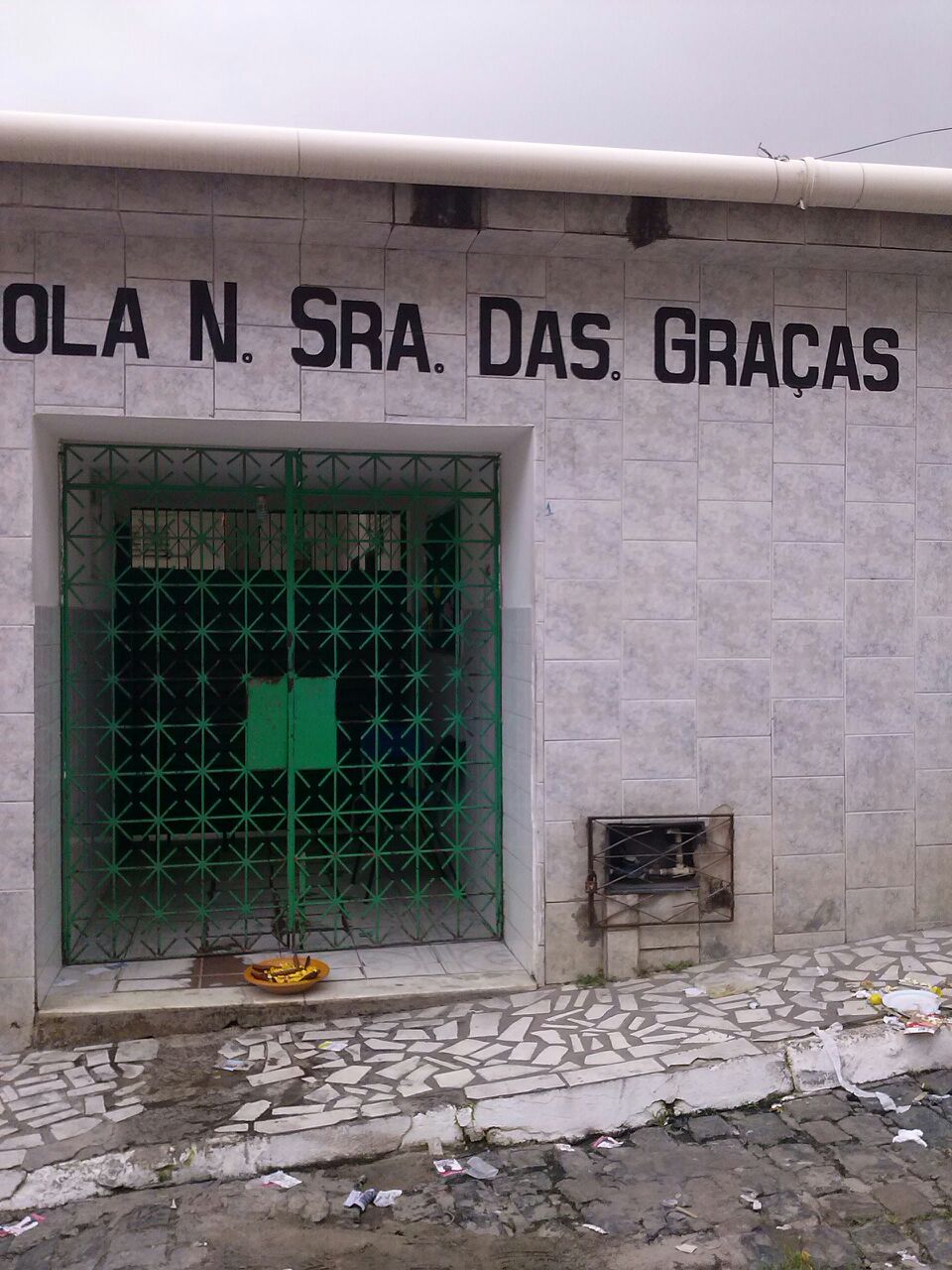 Pratos de macumbas em porta de escolas assustam população de Candeias
