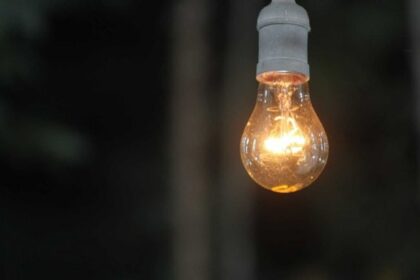 Neoenergia Coelba promove troca de lâmpadas por LED em Candeias