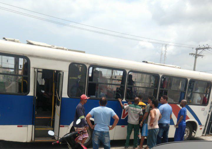 Passageiro reage a roubo e executa assaltante de ônibus a tiros