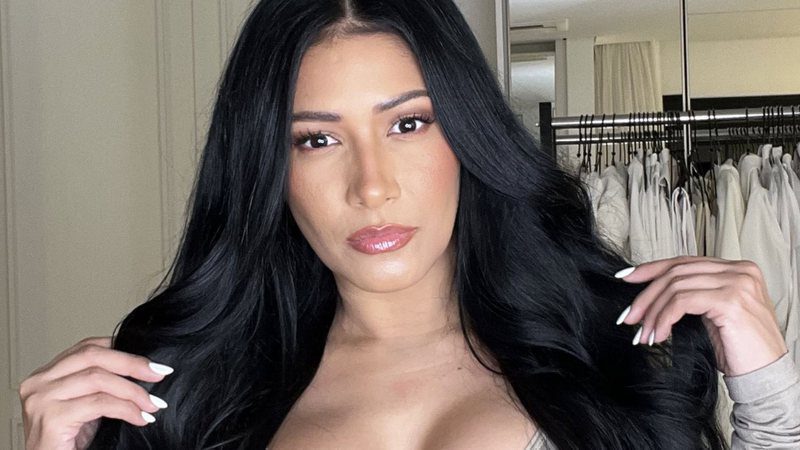 Simaria posa de calcinha com bumbum redondinho pro alto e deixa seios em evidência no biquíni
