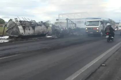 Motoristas de carretas que pegaram fogo após batida na BR-415 morreram carbonizados — Foto: Reprodução/TV Santa Cruz