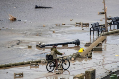 Pessoa observa uma área inundada depois que o furacão Ian varreu o Centennial Park em Fort Myers, Flórida, EUA,