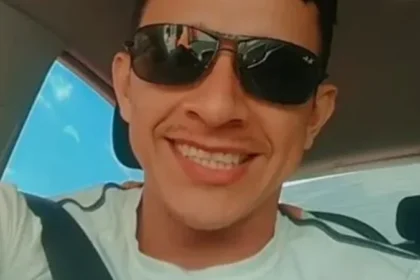 motorista teria sido morto a tiros por dois homens que estavam em uma moto