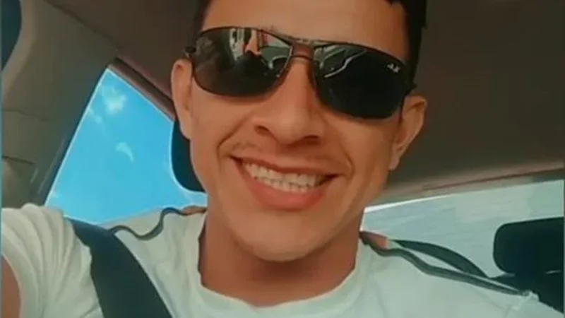 motorista teria sido morto a tiros por dois homens que estavam em uma moto