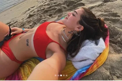 Na praia, Mel Maia deita na areia com biquíni subindo na marquinha ousada: “Pra bronzear”