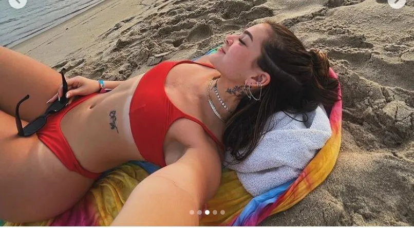 Na praia, Mel Maia deita na areia com biquíni subindo na marquinha ousada: “Pra bronzear”