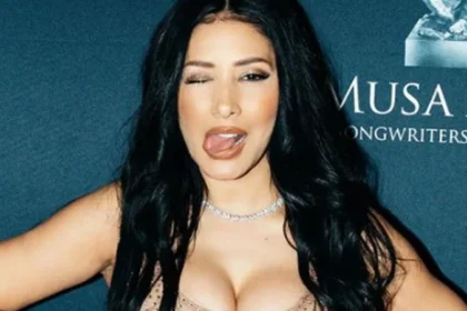 Simaria causa com look transparente e decotão em prêmio internacional: "A mais linda"
