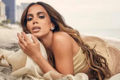 Nua, Anitta descobre seu bumbum na cama e acaba revelando a tatuagem polêmica