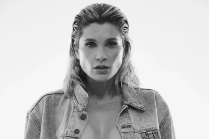 Flávia Alessandra abre a jaqueta, faz topless e usa calcinha transparente: “Ficando sem roupa”