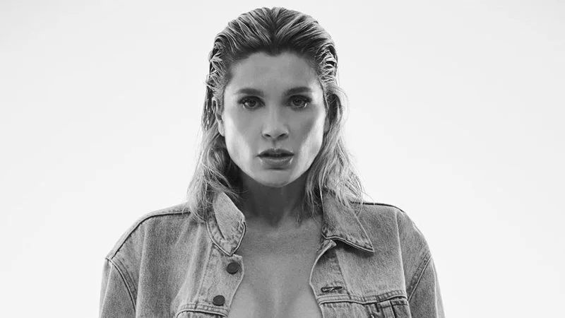 Flávia Alessandra abre a jaqueta, faz topless e usa calcinha transparente: “Ficando sem roupa”