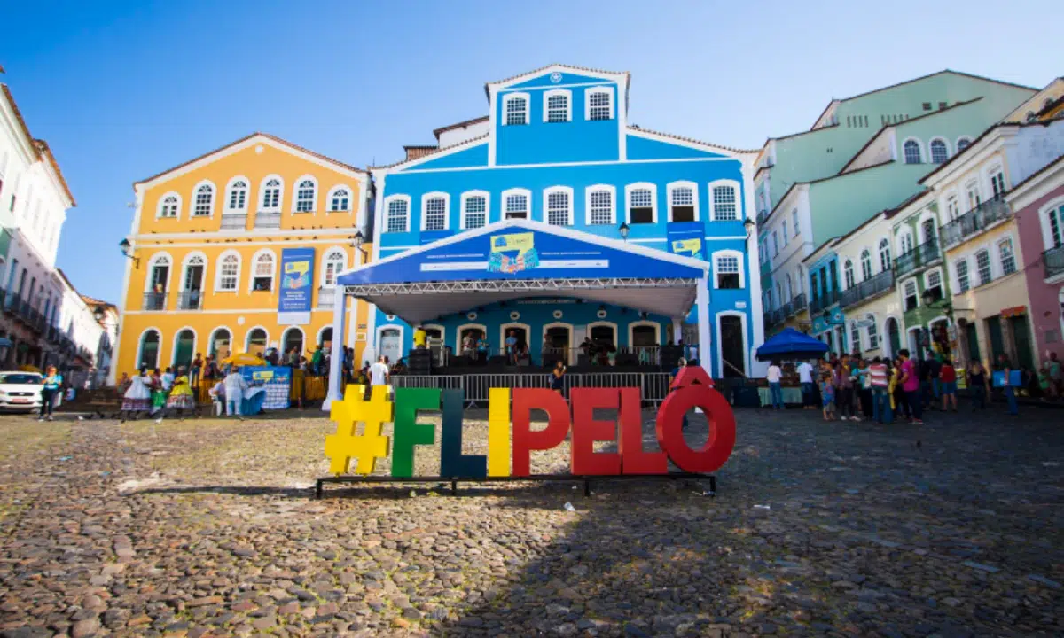 Flipelô: 4º dia da feira literária tem mesas e programação cultural; confira Flipelô: 4º dia da Feira Literária tem mesas e programação cultural; confira