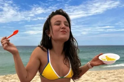 Larissa Manoela mostra seu “aquecimento” ousado pra Copa do Mundo na praia: “Tá fervendo!”