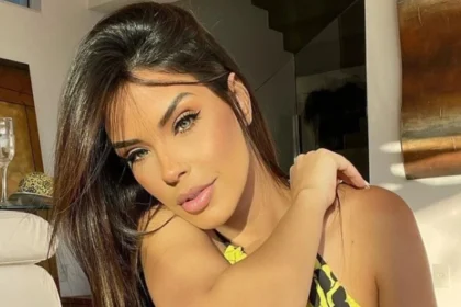 Ivy Moraes usa biquíni pequeno demais para cobrir a marquinha de sol: “Já acostumei”