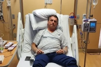 Bolsonaro posta foto em leito e diz ter sofrido "nova aderência"