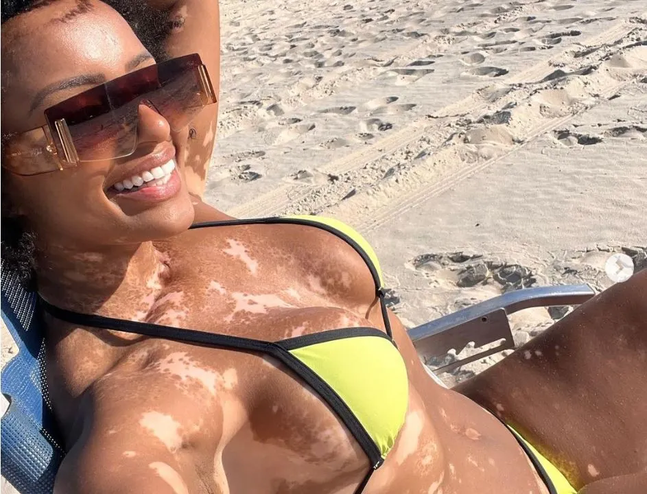 Natália Deodato abusa de biquíni PP e mostra bumbum GG: “Parou a praia”