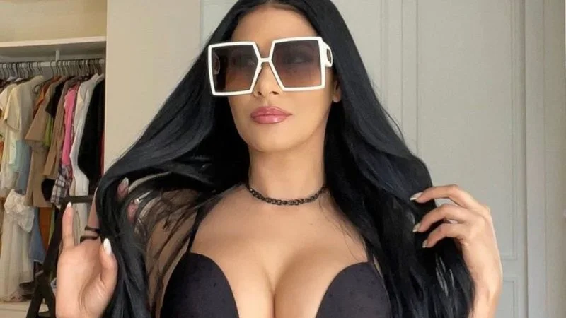Simaria esconde o capô ao posar com maiô cavado em clique picante: "Perfeita"