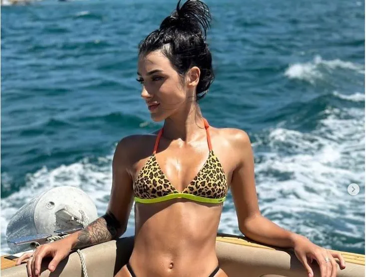 Bia Miranda posa seu volume com fio-dental minúsculo e dá empinadinha turbinada