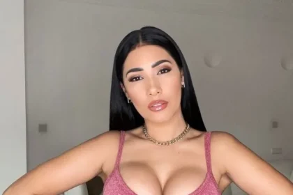 Simaria mostra que sua blusa nunca aguenta o volumão do silicone: “Fica sempre pra fora”