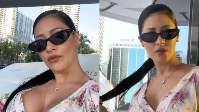Em selfie no carro, Simaria aperta o volume dos seios até onde dá para caber dentro da camiseta regata