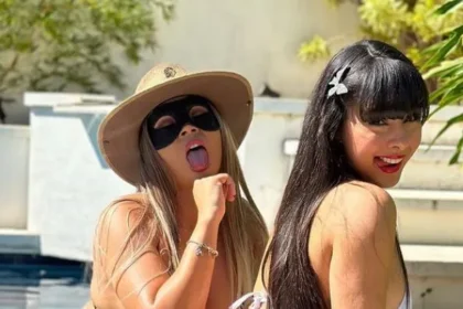 Juliana Bonde realiza sonho de fãs e fica em posição de ‘cachorrinha’ com amiga se lambendo