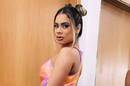 Solteira, Lexa empina o bumbum com vestido curtinho na frente do espelho: “Pra quem pediu”