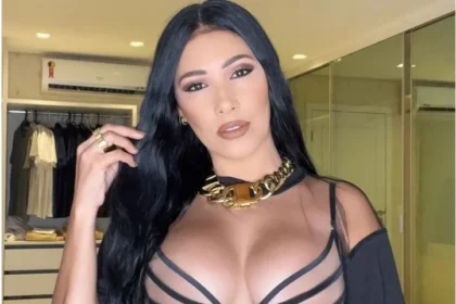 Simaria faz selfie no carro e ‘para o trânsito’ com volume do silicone escapando: “Exagerei”