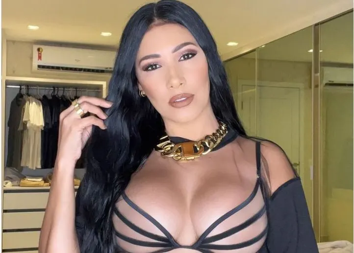 Simaria faz selfie no carro e ‘para o trânsito’ com volume do silicone escapando: “Exagerei”