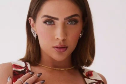 Jade Picon abre a blusa e deixa mais do que deveria de sua lingerie reveladora à mostra