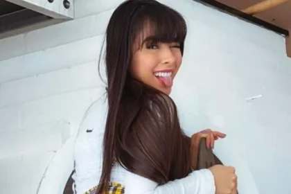 Juliana Bonde faz ‘trenzinho’ de fio-dental com suas amigas e aproveita pra empinar o volume