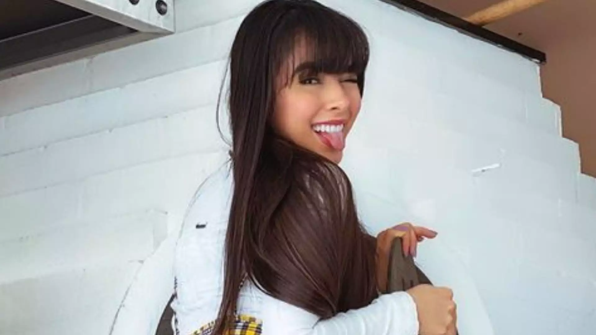 Juliana Bonde faz ‘trenzinho’ de fio-dental com suas amigas e aproveita pra empinar o volume