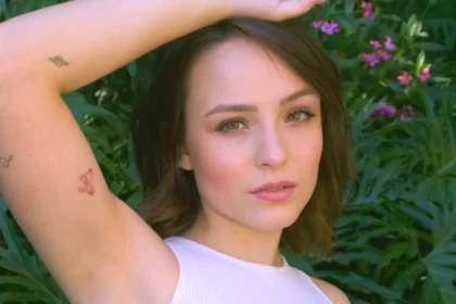 Larissa Manoela abusa da transparência com volume dos seios marcando a blusa branca: “Livres”