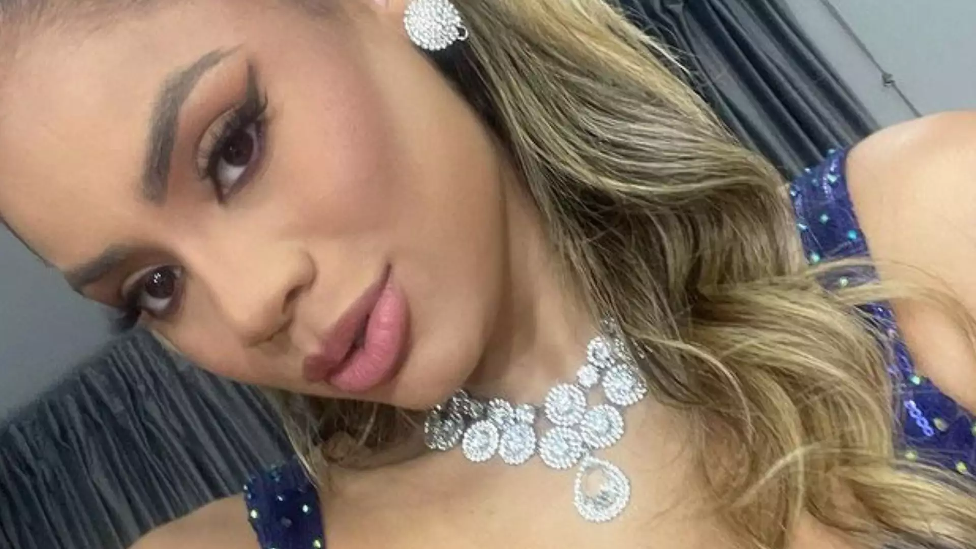 Lexa aposta em top aberto demais e volume acaba saindo mais do que deveria: “bem gatinha aqui” Lexa aposta em top aberto demais e volume acaba saindo mais do que deveria: “Bem gatinha aqui”