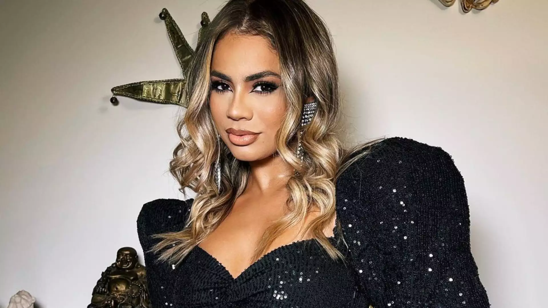 Lexa joga o bumbum gigante e empina no limite antes de subir no palco: “Dia de cantar”