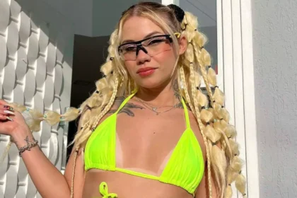 Na frente de casa, MC Erikah supera Pipokinha na ousadia e rebola o bumbum de biquíni neon