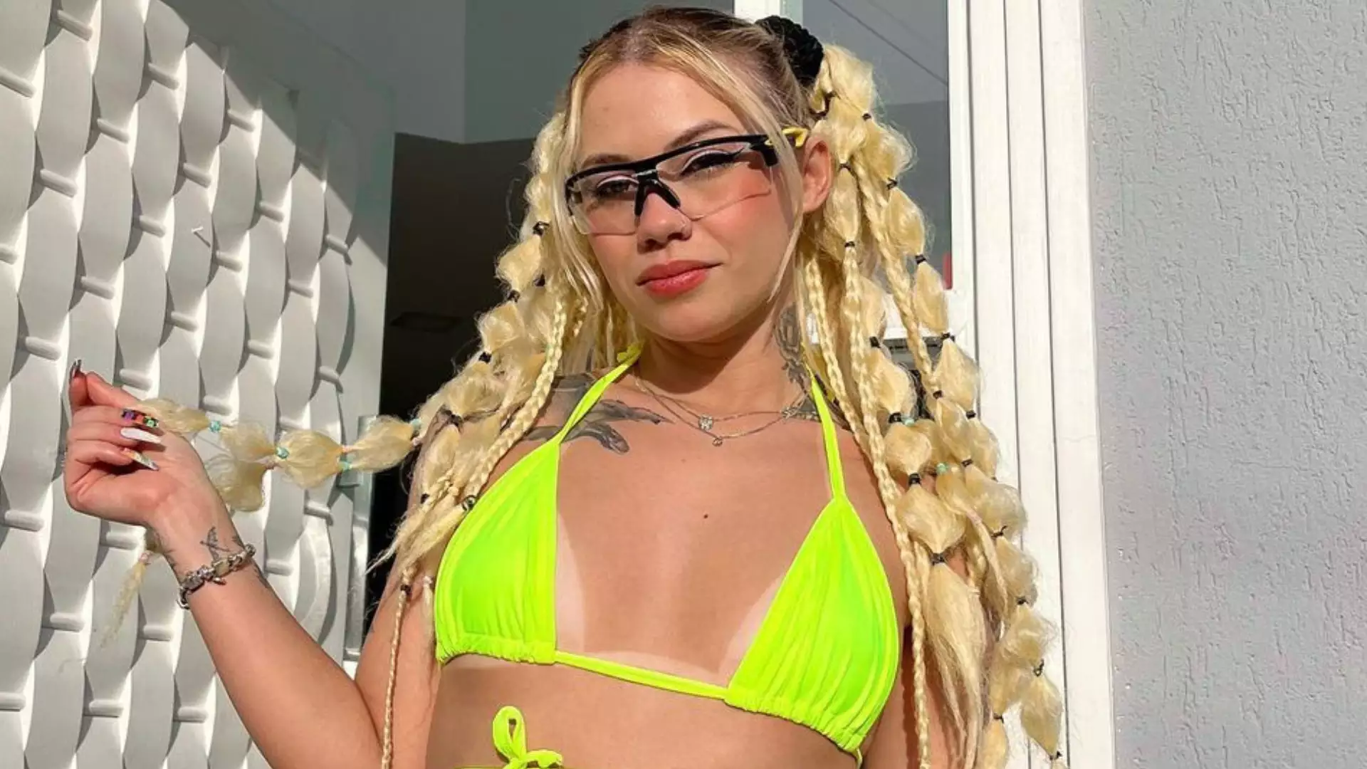 Na frente de casa, MC Erikah supera Pipokinha na ousadia e rebola o bumbum de biquíni neon