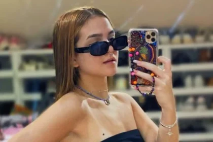 Mel Maia aposta em biquíni pequeno demais e exibe corpo molhado com câmera pertinho do volume