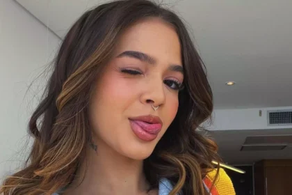 Mel Maia usa roupa provocante de academia e brinca com as diretrizes do Instagram filmando o bumbum