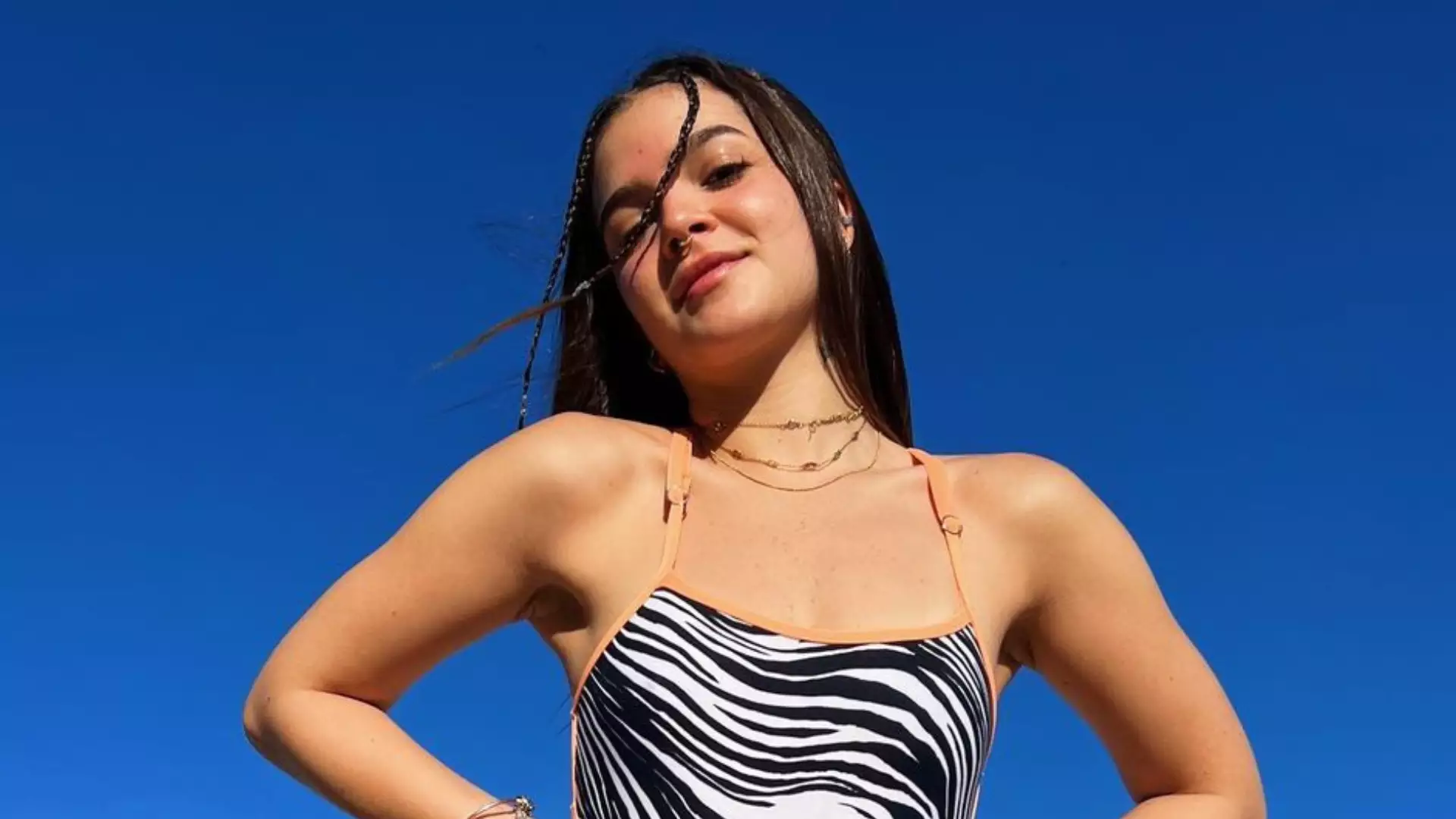 Aposto que você deu zoom! Mel Maia ousa e mostra demais na praia com maiô cavado na virilha