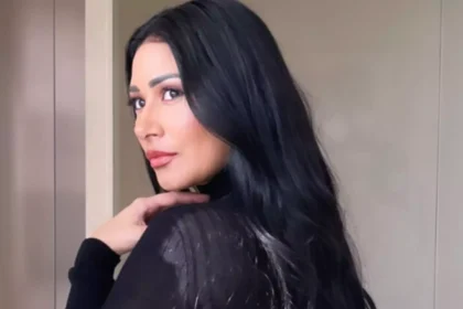Simaria esquece que tem bumbum gigante e não percebe que vestido ficou transparente na rua