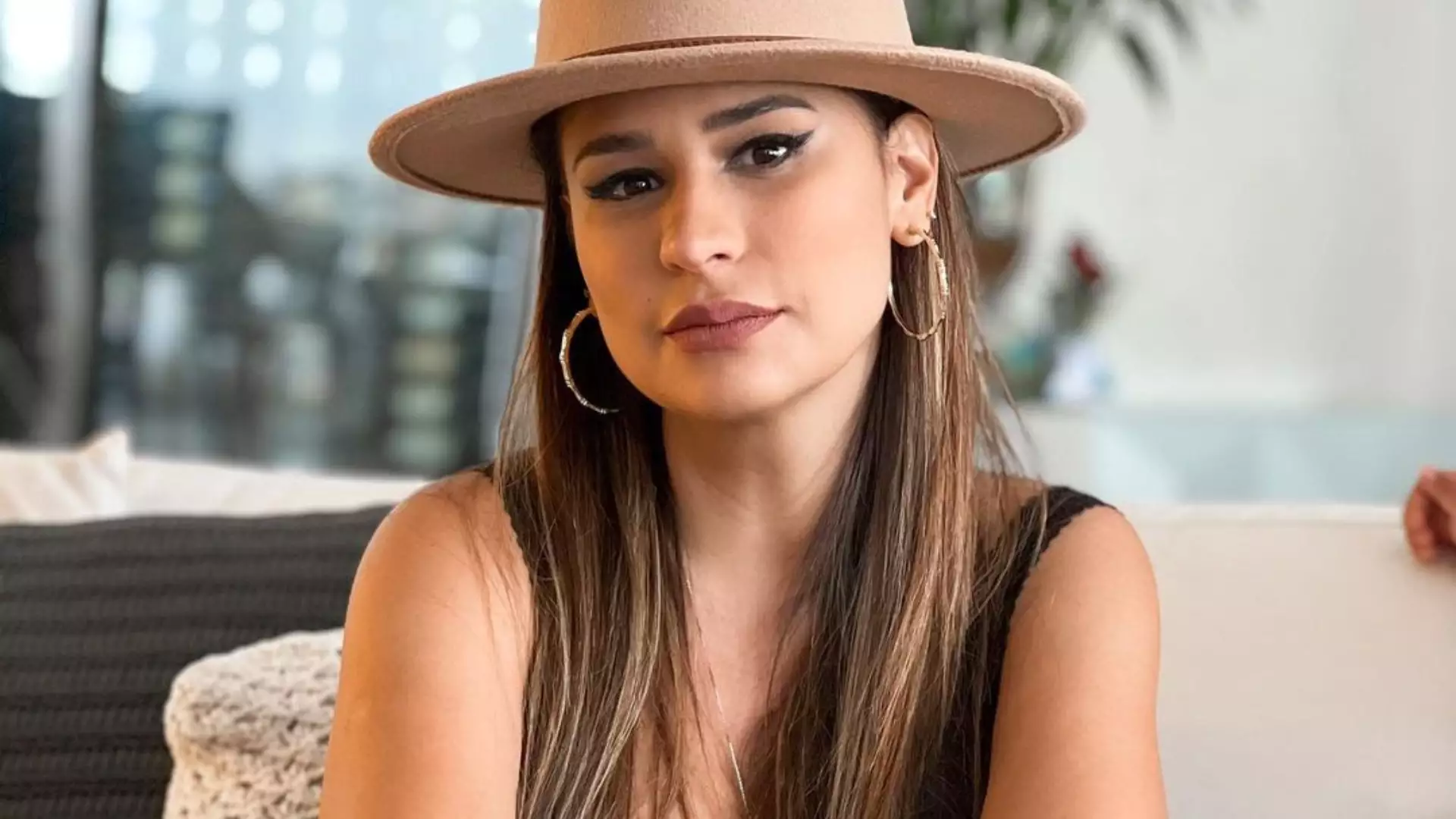 Com look exótico, Simone Mendes aperta o volume e abre decote até o umbigo: “Prestes a escapar”