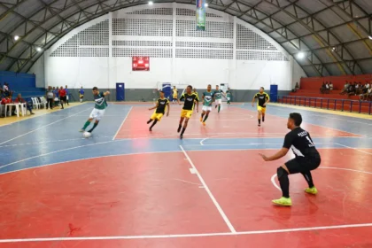 Partidas acirradas marcam o primeiro dia do Campeonato Municipal de Futsal em Candeias