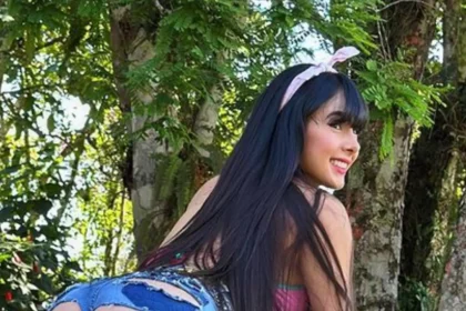 Após show, Juliana Caetano resolve tirar foto arreganhada: “Dia de correria”