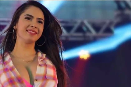 Juliana Bonde mostra ônibus com sua foto deixando bumbum escapar da roupa: “Pra geral ver”