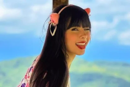 Juliana Bonde levanta o bumbum e deixa fio-dental praticamente sumir no meio: “Não vai mais sair”