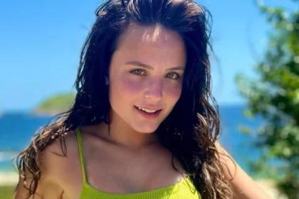 Em passeio de barco, Larissa Manoela ostenta seu bumbum volumoso e posa com cabelos ao vento