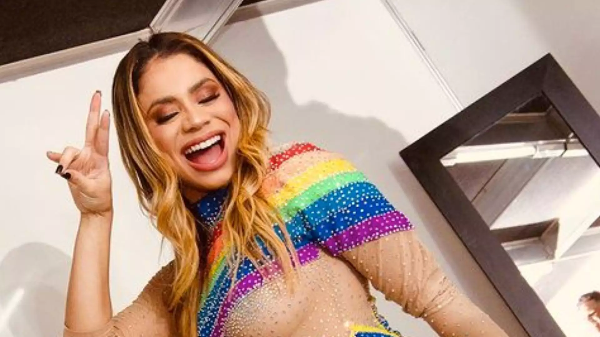 Lexa abaixa a calça jeans no limite do bumbum e deixa calcinha de renda escapando da roupa