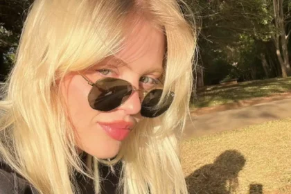 Luísa Sonza escolhe o menor fio-dental e tira foto atrevida de seu bumbum na varanda do hotel